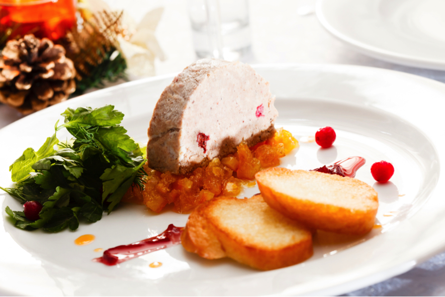 Foie gras au torchon Sortilège et canneberge Foie gras au torchon Sortilège et canneberge